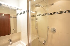 Dusche, Haartrockner, Handtücher, Seife