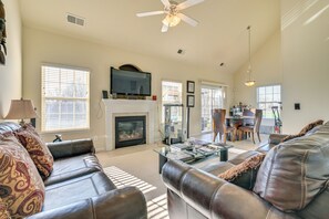TV, fireplace, DVD player, stereo - 6 Mi to Charlotte Motor Speedway: Home w/ Fire Pit (Concord)