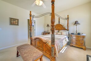 3 bedrooms, desk, iron/ironing board, WiFi - 6 Mi to Charlotte Motor Speedway: Home w/ Fire Pit (Concord)