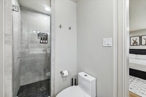 Dusj, hårføner og håndklær