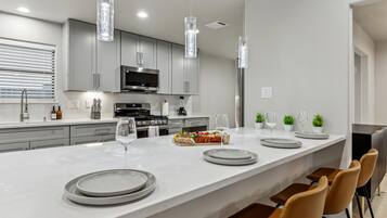 Kjøleskap, mikrobølgeovn, ovn og kokeplater