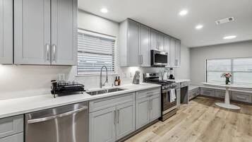 Geladeira, micro-ondas, fogão, cooktop