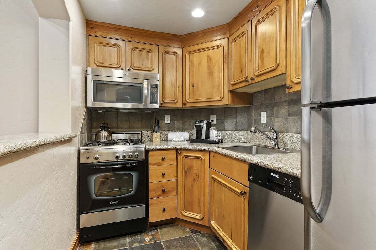 Kylskåp, mikrovågsugn, ugn och spishäll