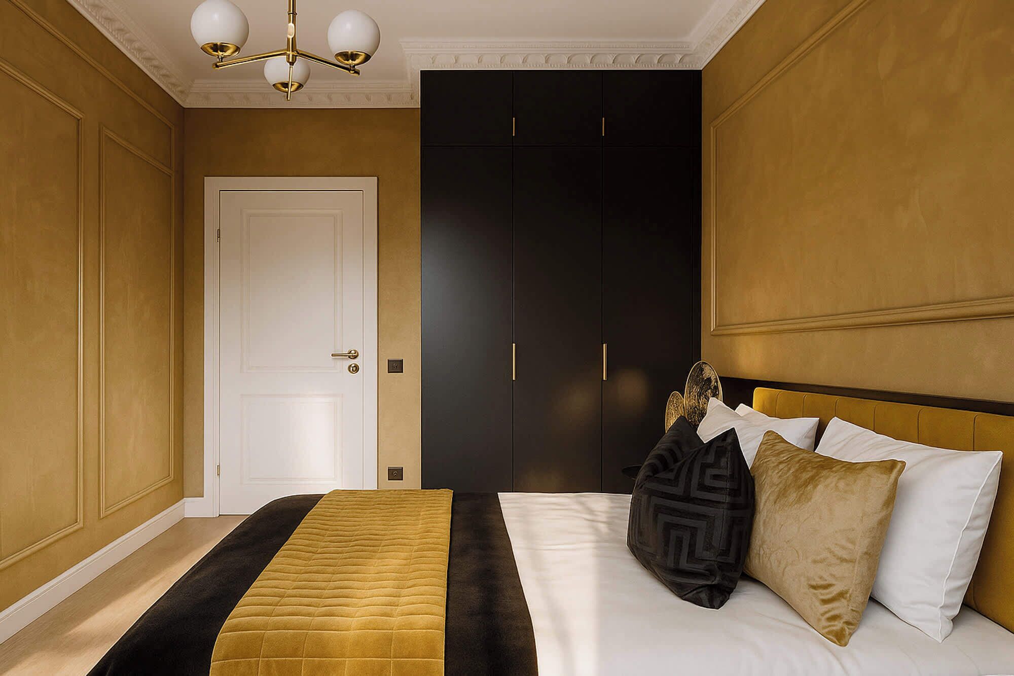 Een hotelkamer met een bed, een kledingkast en een kroonluchter.