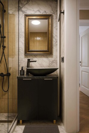 シャワー、ヘアドライヤー、タオル