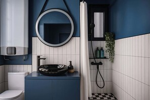 Shower, hair dryer, towels, shampoo