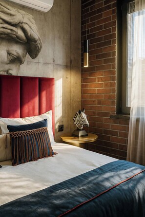 1 habitación, escritorio, tabla de planchar con plancha y cuna de viaje