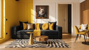 Un salon avec un canapé foncé, des coussins jaunes, une table basse ronde en bois et un tapis à motifs zébrés.