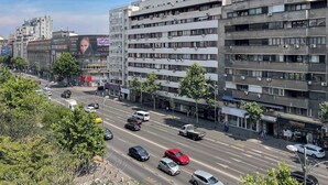 Un immeuble à plusieurs étages doté d’une architecture moderne, comprenant un mélange d’espaces résidentiels et commerciaux.