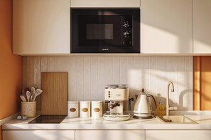 Kühlschrank, Mikrowelle, Herdplatte, Wasserkocher mit Kaffee-/Teezubehör