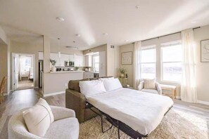 2 Schlafzimmer, Schreibtisch, Bügeleisen/Bügelbrett, Reisekinderbett