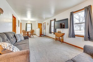 TV - Hike, Fish & Boat: Lake Mills Home w/ Yard (Lake Mills)