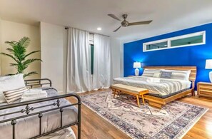 4 bedrooms, desk, iron/ironing board, free WiFi - 5min to Downtown, City Views w/ Deck & Pool Table! (Nashville)