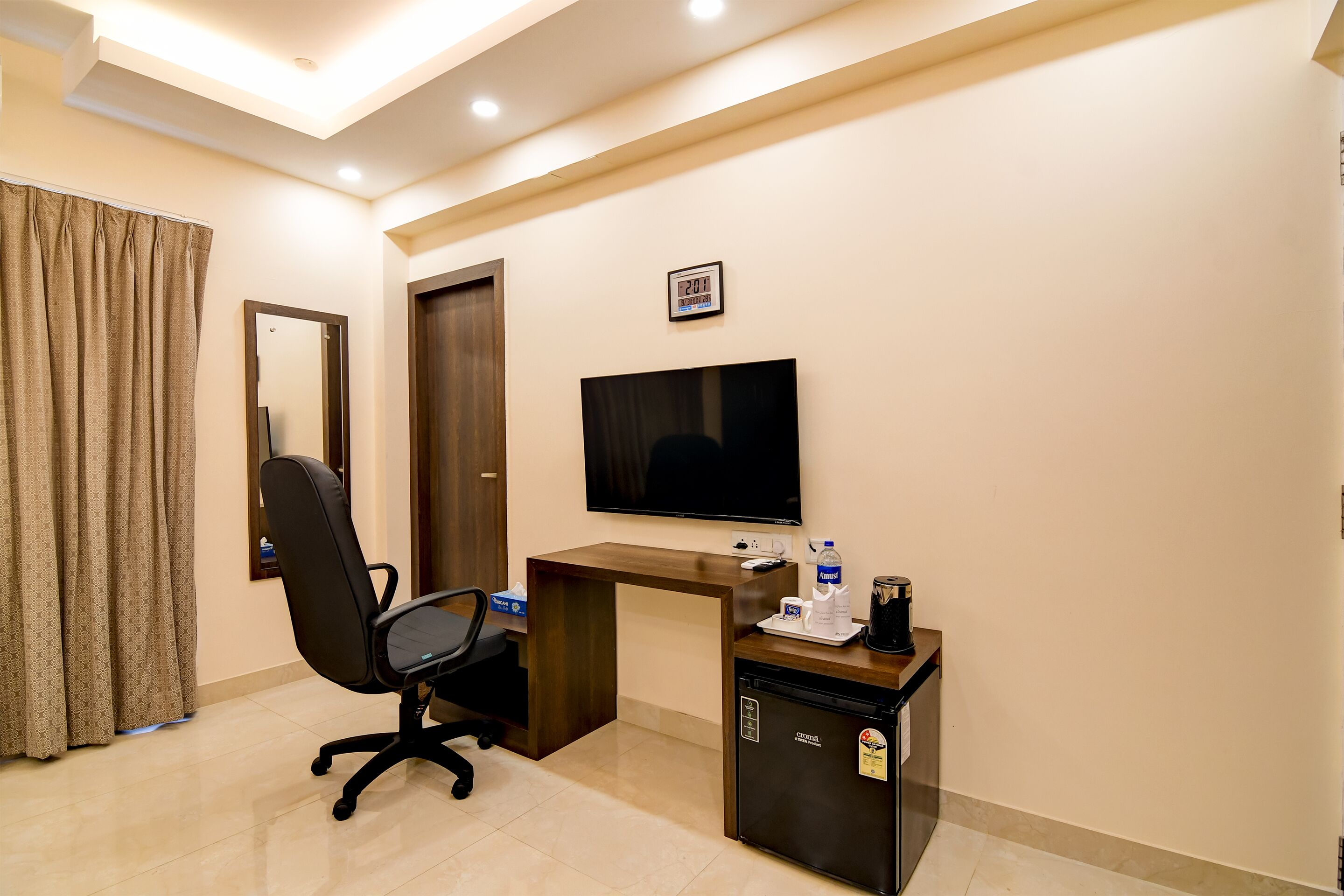 Deluxe Room, Lake View | Blackout drapes, iron/ironing board, free WiFi