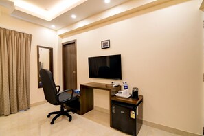 Habitación Deluxe, vistas al lago | Cortinas opacas, tabla de planchar con plancha, wifi gratis