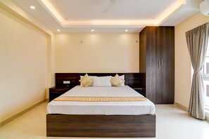 Habitación Deluxe, vistas al lago | Cortinas opacas, tabla de planchar con plancha, wifi gratis