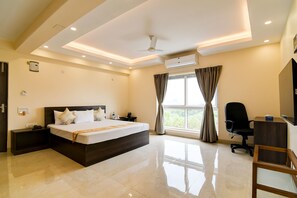 Rom – superior, utsikt mot innsjø | Blendingsgardiner, strykejern/-brett og wi-fi (inkludert)