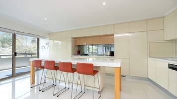 Coffee/tea maker, fridge, microwave, oven