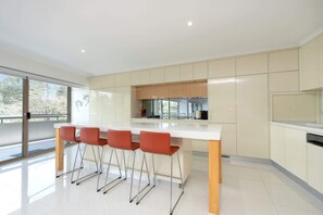 ثلاجة، ميكروويف، فرن، موقد طهي مسطح