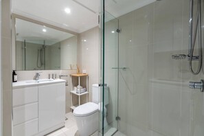 Dusche, Haartrockner, Handtücher, Shampoo