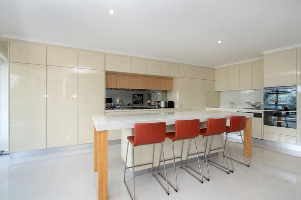 ثلاجة، ميكروويف، فرن، موقد طهي مسطح