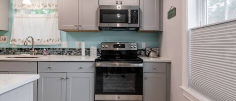 Fridge, oven, stovetop, dishwasher