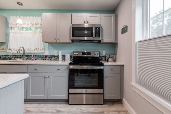 Kühlschrank, Ofen, Herdplatte, Geschirrspüler