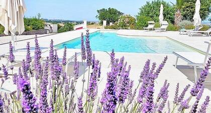 Villa Mortella Grande: A welcoming two-story villa in a quiet position, in the Marche countryside, with Free WI-FI.