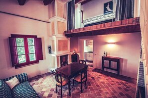 TV, fireplace