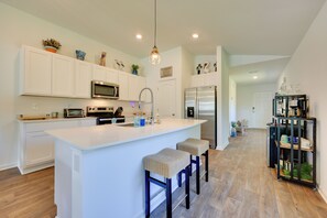 Fridge, microwave, stovetop, dishwasher