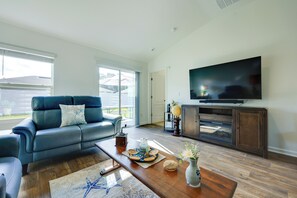 TV, fireplace, books - Home Near Flagler Beach, Daytona, Parks & More! (Palm Coast)