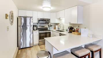 Fridge, microwave, stovetop, dishwasher