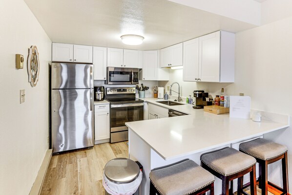 Fridge, microwave, stovetop, dishwasher