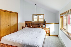 2 bedrooms, iron/ironing board, travel cot, WiFi - 2 Mi to Dtwn Durango: Family Resort Retreat! (Durango)