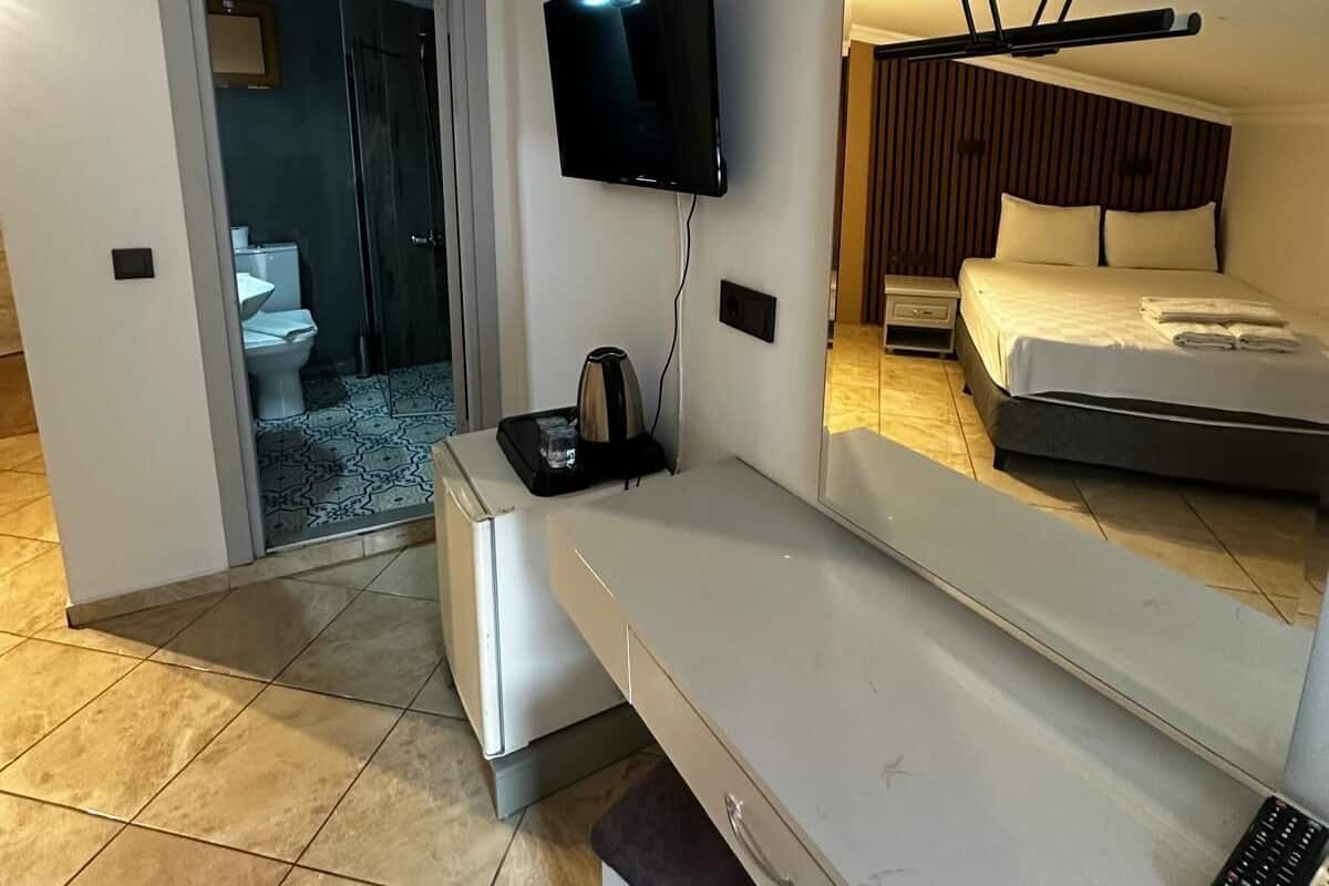 Økonomirom, balkong | Minibar, safe på rommet, wi-fi (inkludert) og sengetøy
