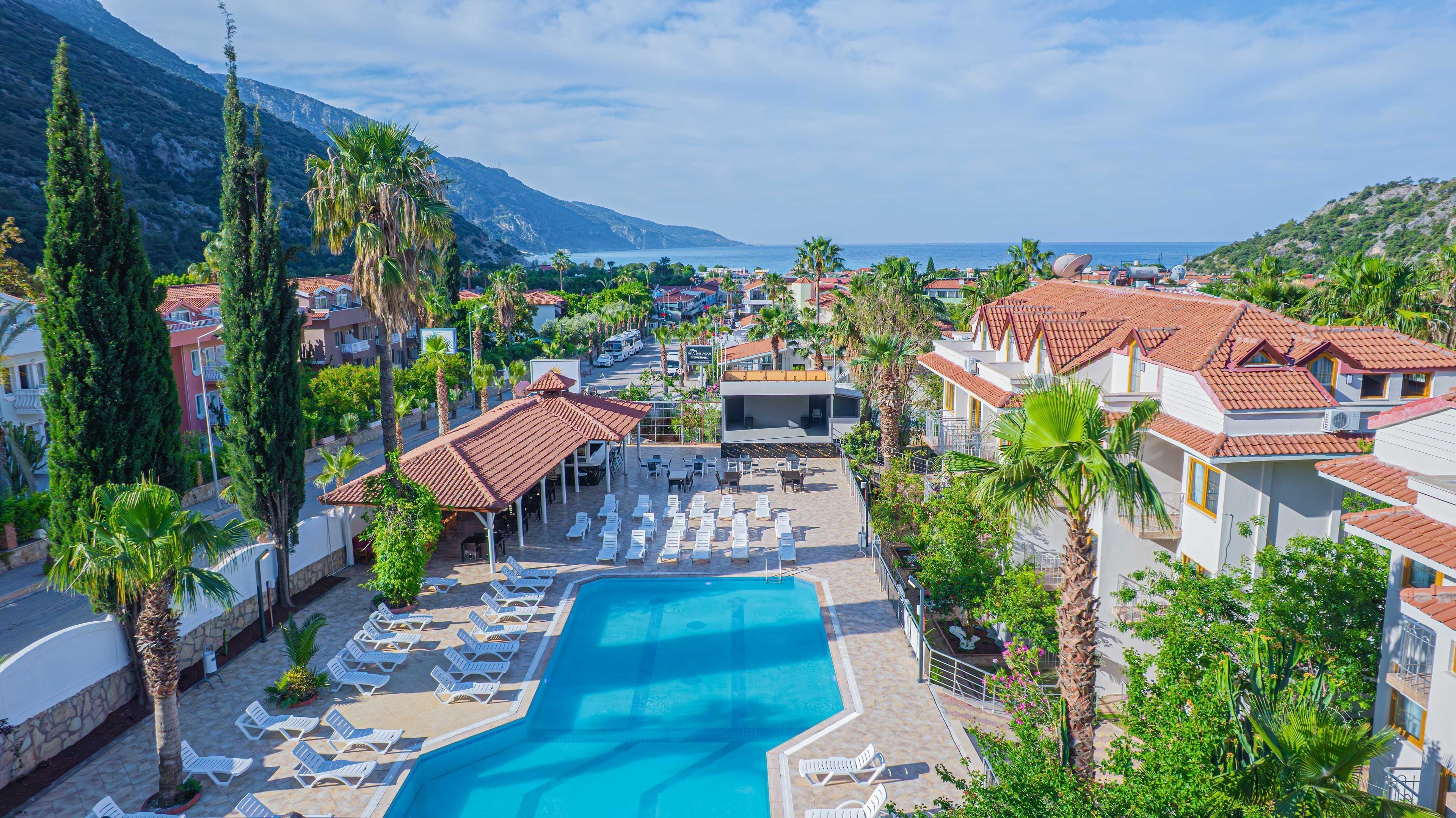 حمّام سباحة خارجي موسمي، مفتوح من 7:00 صباحًا إلى 6 مساءً، كبائن مجانية