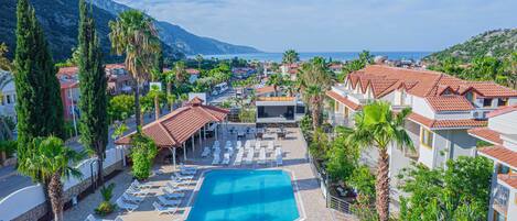 حمّام سباحة خارجي موسمي، مفتوح من 7:00 صباحًا إلى 6 مساءً، كبائن مجانية