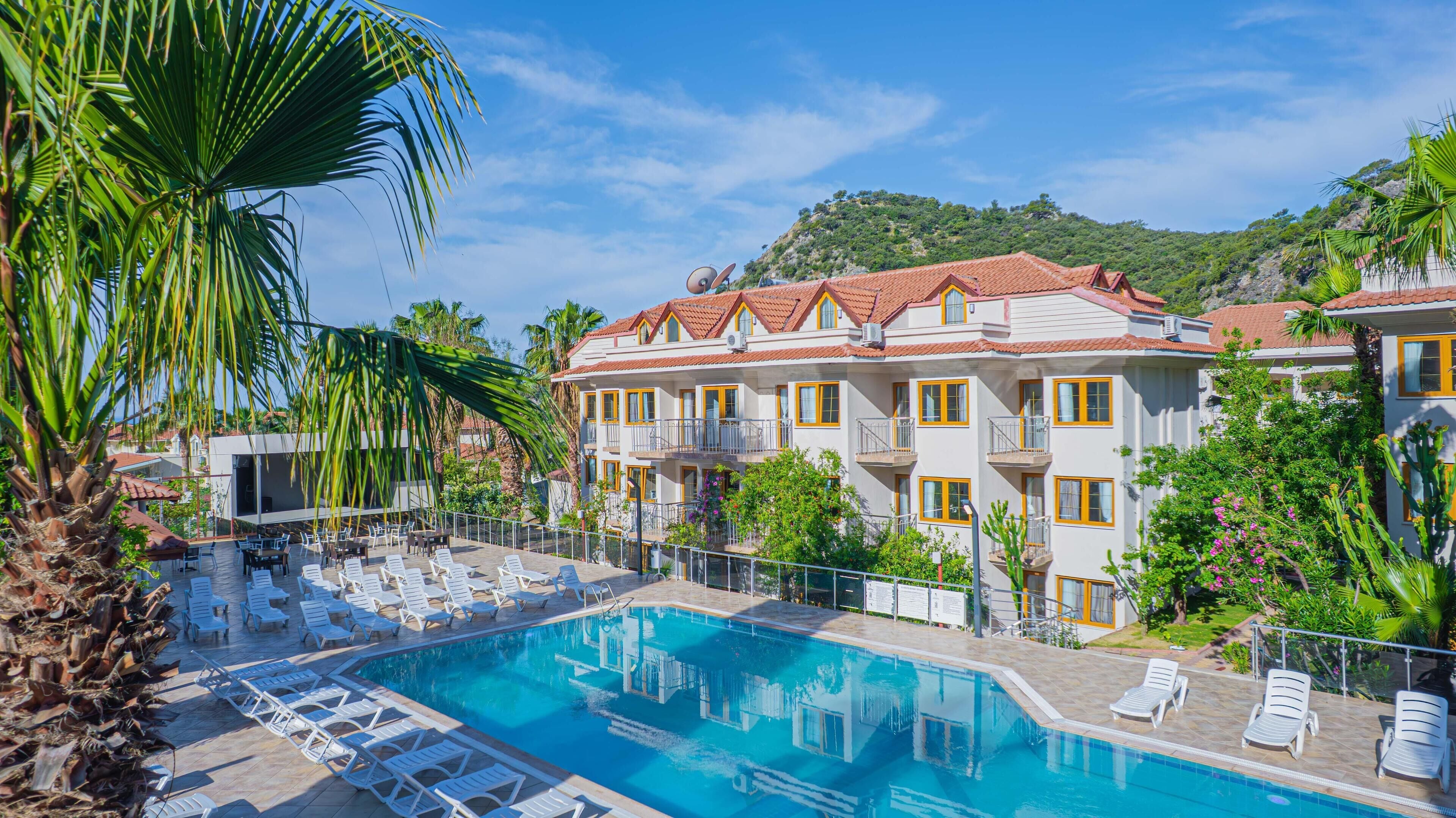 Sesongbasert utendørsbasseng og bassengtelt (inkludert)