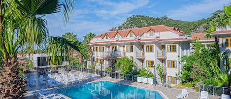 Sesongbasert utendørsbasseng og bassengtelt (inkludert)