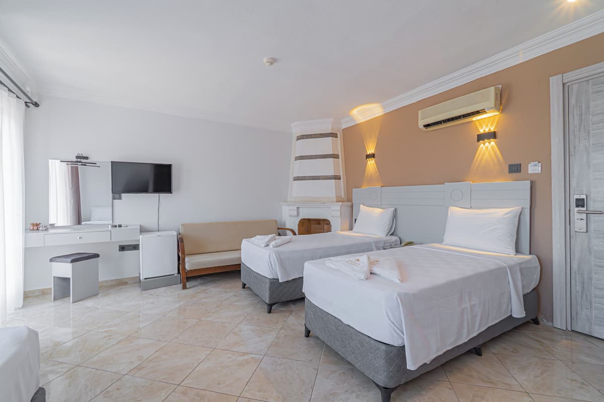 Standard Double or Twin Room, Balcony, Pool View | 1 bilik tidur, bar mini, peti besi dalam bilik