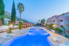 Piscina externa sazonal, funciona das 7h às 18h, barracas de cortesia