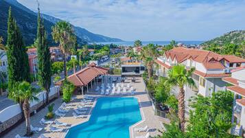 Seasonal outdoor pool, open 7:00 AM to 6:00 PM, free cabanas
