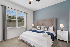 2 soverom, skrivebord, strykejern/-brett og reiseseng for barn