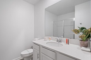 Shower, hair dryer, towels - CONDO 2bed-2bath next to Disney - Free Water Park (Kissimmee)