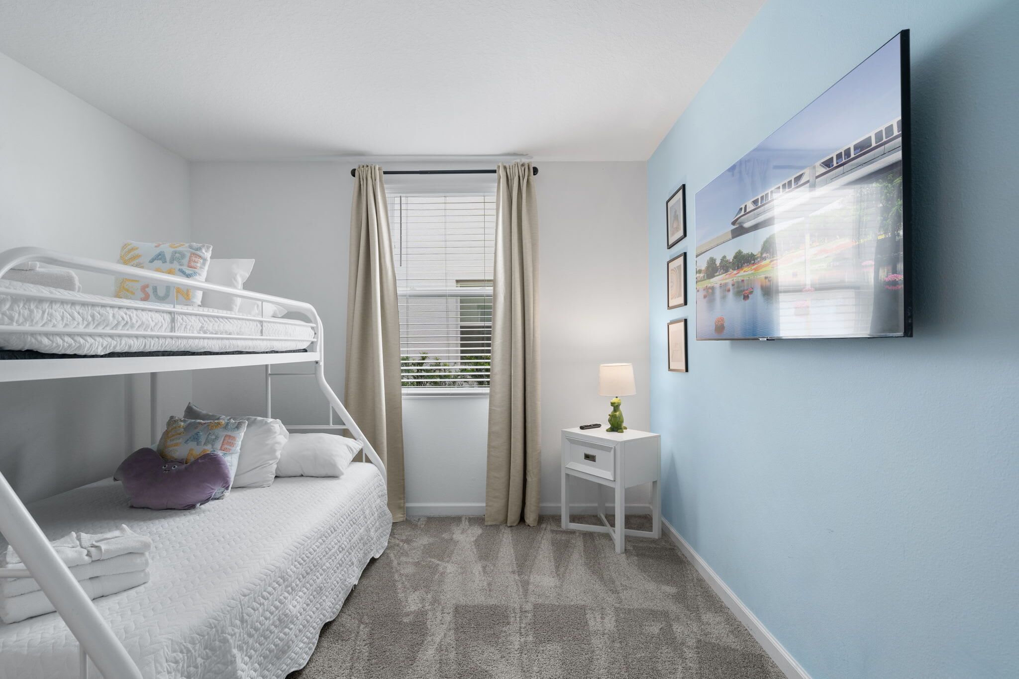 2 habitaciones, escritorio y tabla de planchar con plancha 