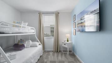 2 habitaciones, escritorio y tabla de planchar con plancha