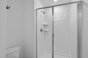 Dusche, Haartrockner, Handtücher, Shampoo