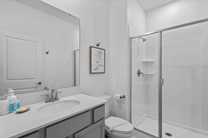 Dusche, Haartrockner, Handtücher, Shampoo