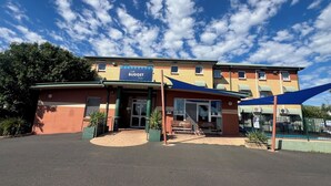 Un immeuble de deux étages sur lequel on peut lire l’inscription « BUDGET Stay ».