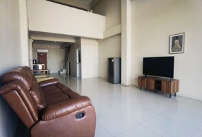 Deluxe Townhome | Living area